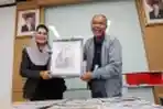 Puti Mendatangi Kantor Tribun