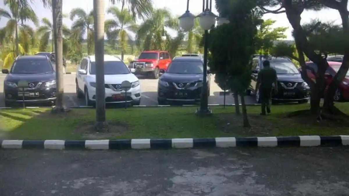 Sebagian Anggota DPRD Pelalawan Ganti Plat Merah Mobil Dinas
