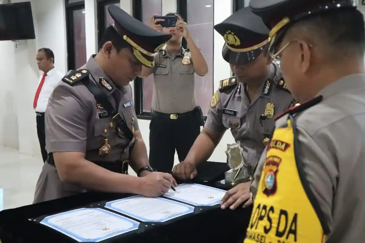 Kapolda Sulbar Pimpin Sertijab Karo Logistik dan Dir Binmas