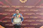 Plt-Bupati-Sidoarjo-Subandi-saat-menerima-Penghargaan-UHC-Award-2024-kategori-madya.jpg