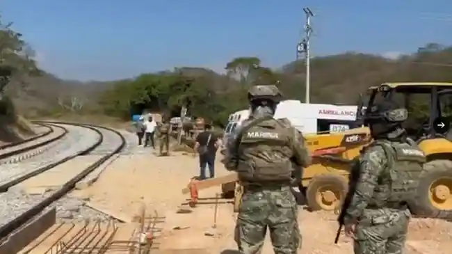 Kereta Api Antar Samudra Tergelincir di Meksiko, 13 Tewas, Puluhan Luka akibat Gerbong Keluar Rel