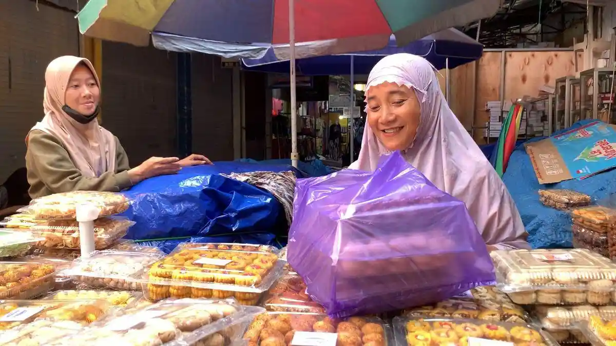 Jelang Lebaran, Pedagang Kue Kering di Sengkang Raup Omzet hingga Rp7 Juta per Hari