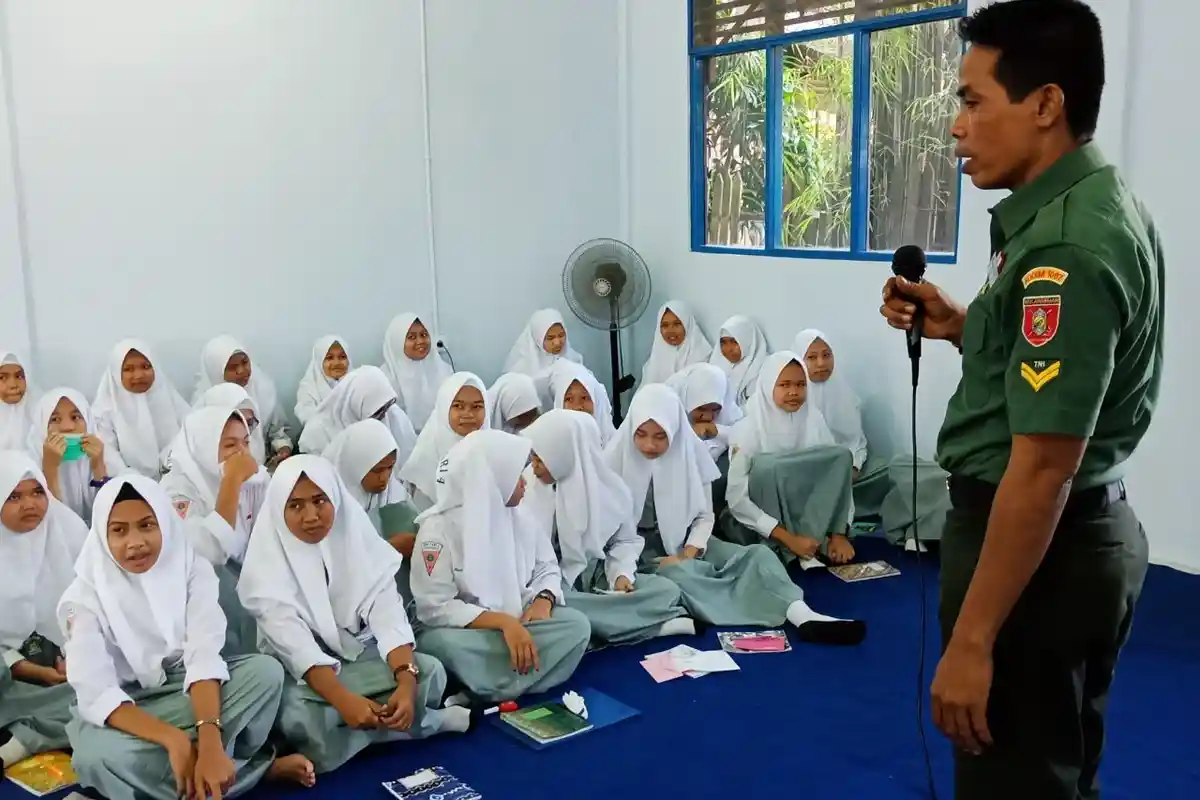 Dua Babinsa Sosialisasikan Bahaya Obat Terlarang ke Ratusan Pelajar