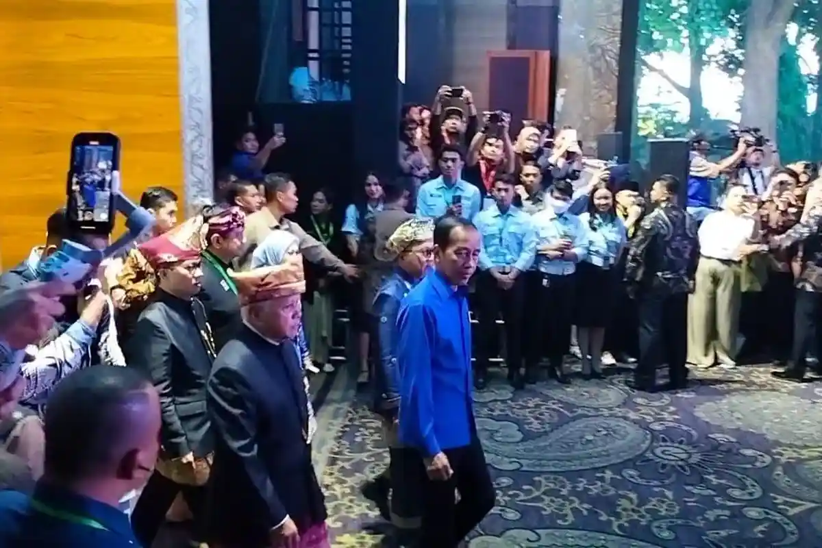 Jokowi dan Gibran Kompak Berpakai Serbabiru saat Hadiri Pembukaan Kongres ke-6 PAN