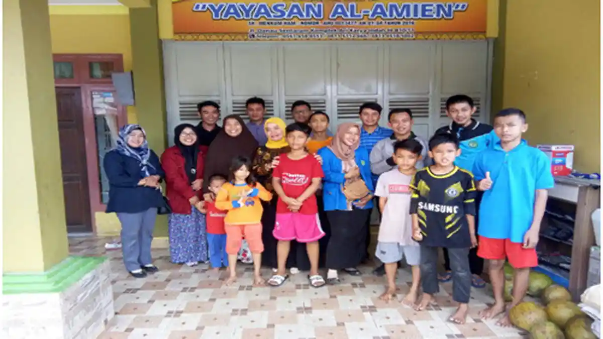 Mahasiswa dan Dosen PBSI IKIP Santuni Anak Yatim