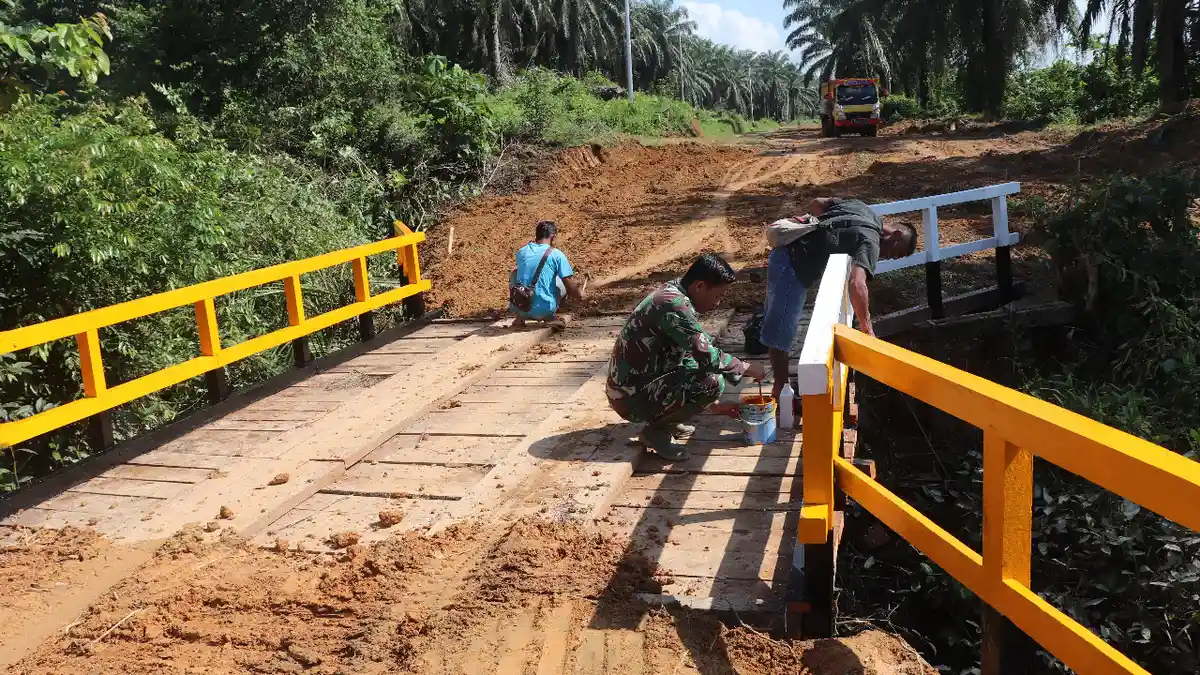 Praka Rohadi Bersama Warga Gotong Royong Cat Jembatan