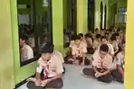 Siswa-dan-guru-SMPN-5-Kota-Malang-mengadakan-doa-bersama-di-masjid-dan-aula-sekolah.jpg
