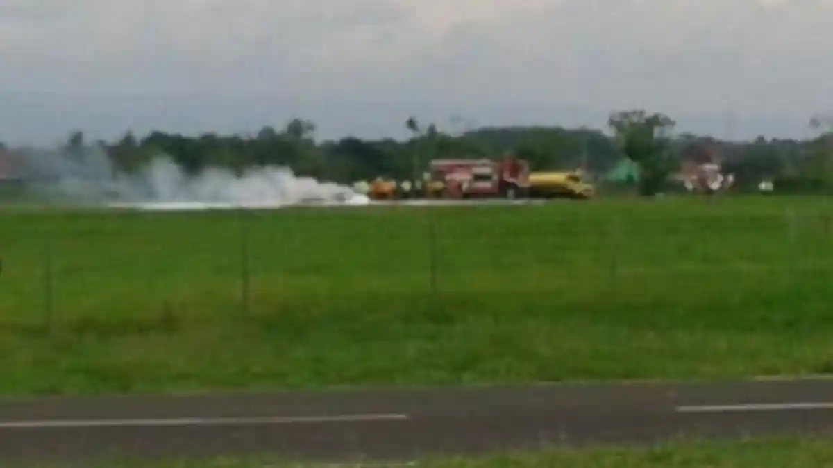 Pesawat Latih Jatuh lalu Terbakar di Bandara Blimbingsari Banyuwangi