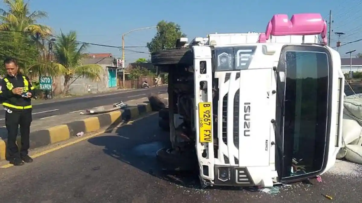 Kecelakaan Dini Hari, Truk Elf Terguling Usai Tabrak Median Jalan di Mojoagung Jombang