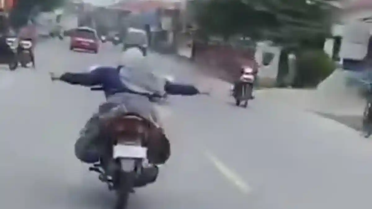 Viral Emak-Emak di Tegal Naik Motor Sambil Freestyle, Ternyata ODGJ