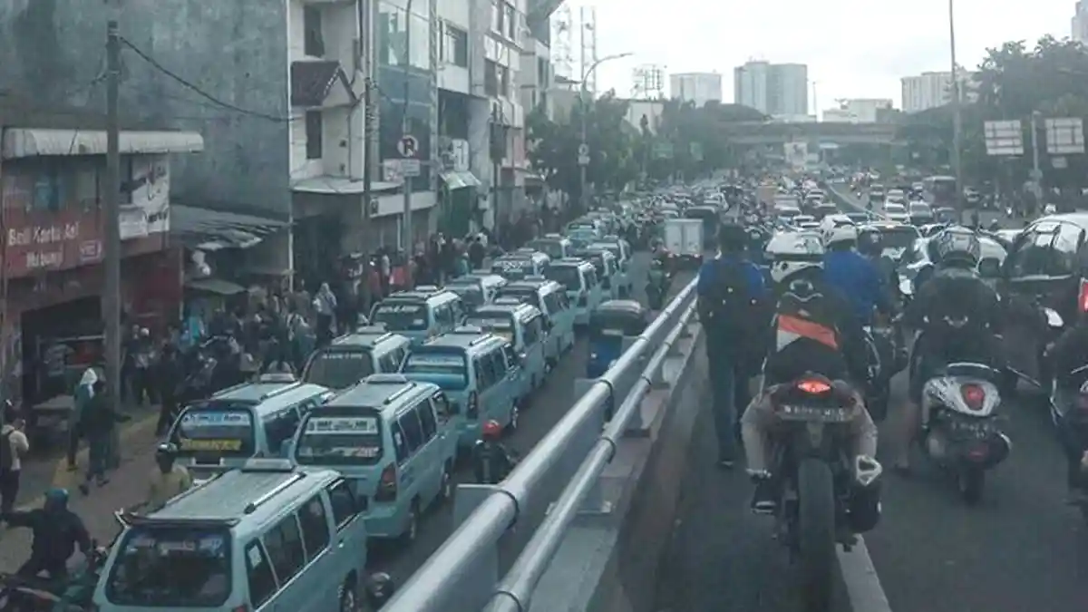 Penataan Tanah Abang oleh Gubernur Anies Baswedan Menuai Protes Sopir Angkot