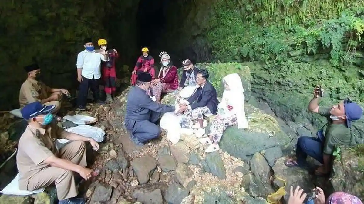 Potret Dua Pasang Pangantin Nikah di Dalam Goa Tuai Perhatian Warga, Maharnya Juga Unik