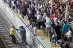 JATUH-JALUR-KERETA-Suasana-sibuk-di-Stasiun.jpg