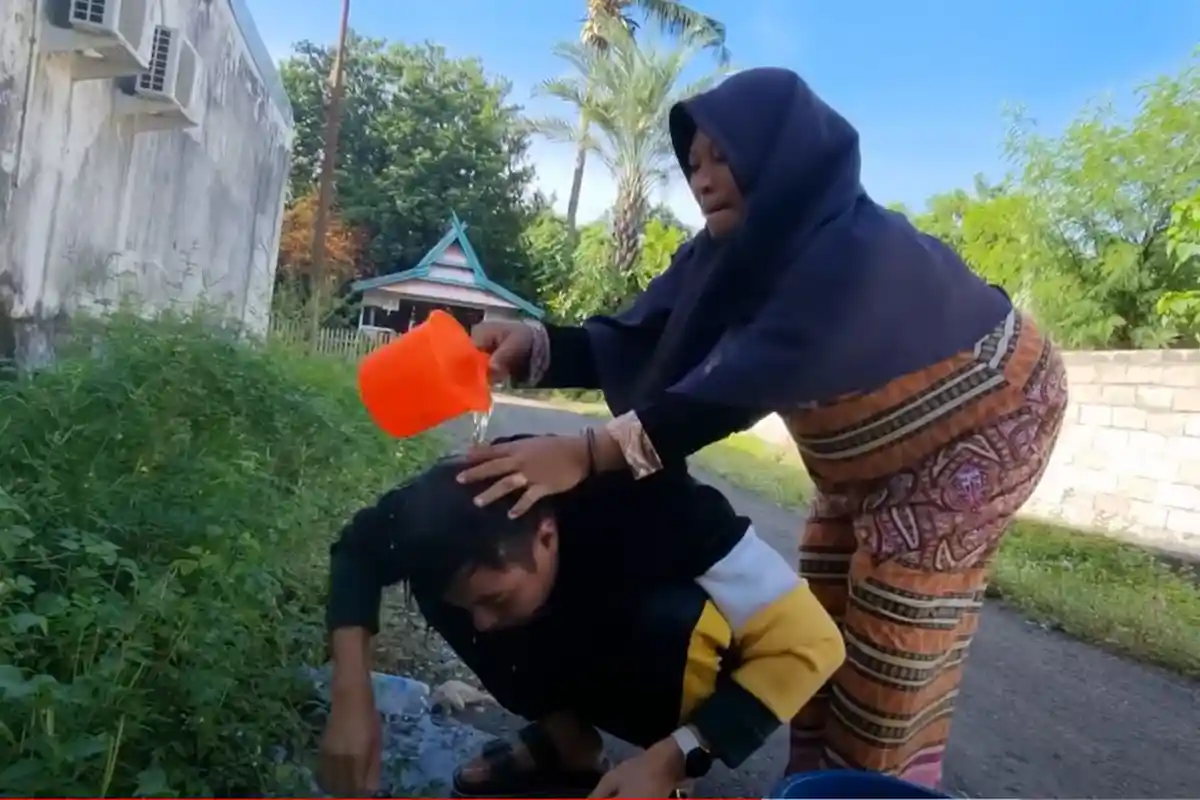 Bak Anak Kecil, Baim Wong Mendadak Dimandikan Ibu-ibu di Pinggir Jalan: Saya Sirami