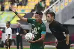 Pelatih-Persebaya-Paul-Munster-kanan-memberi-arahan-kepada-Reva-Adi-Utama.jpg