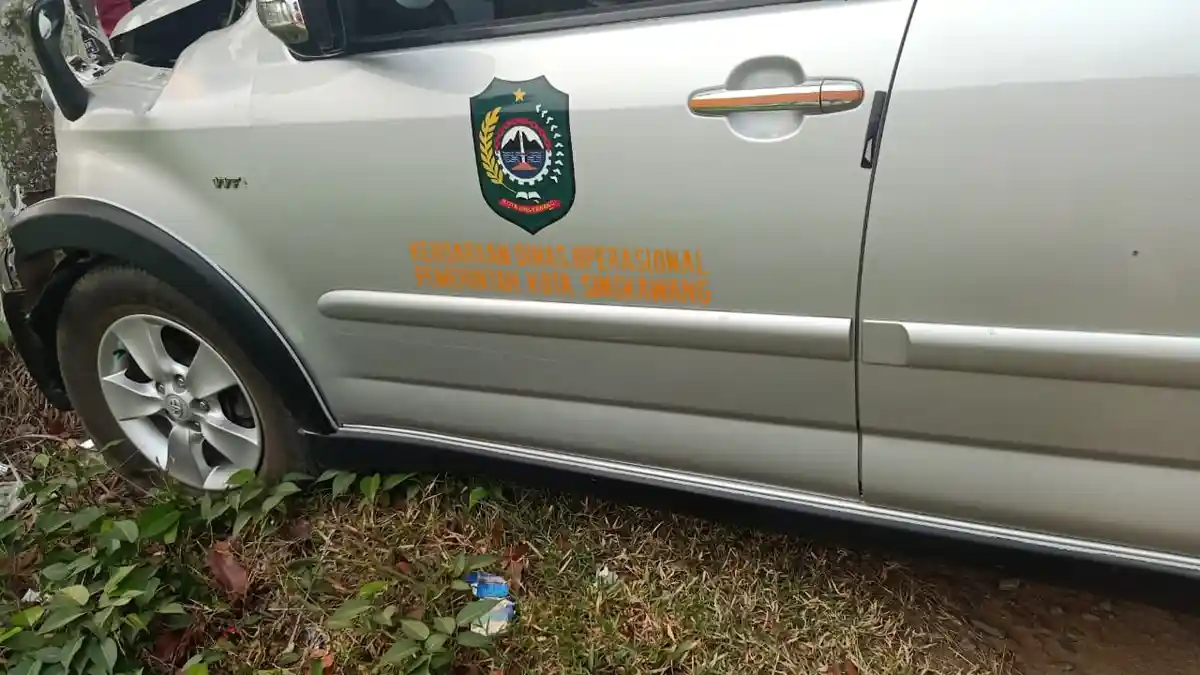 BREAKING NEWS - Mobil Dinas Pemkot Singkawang Kecelakaan di Mempawah