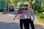petugas-unit-laka-lantas-polres-bangkalan-menunjuk-titik-lokasi-kecelakaan.jpg