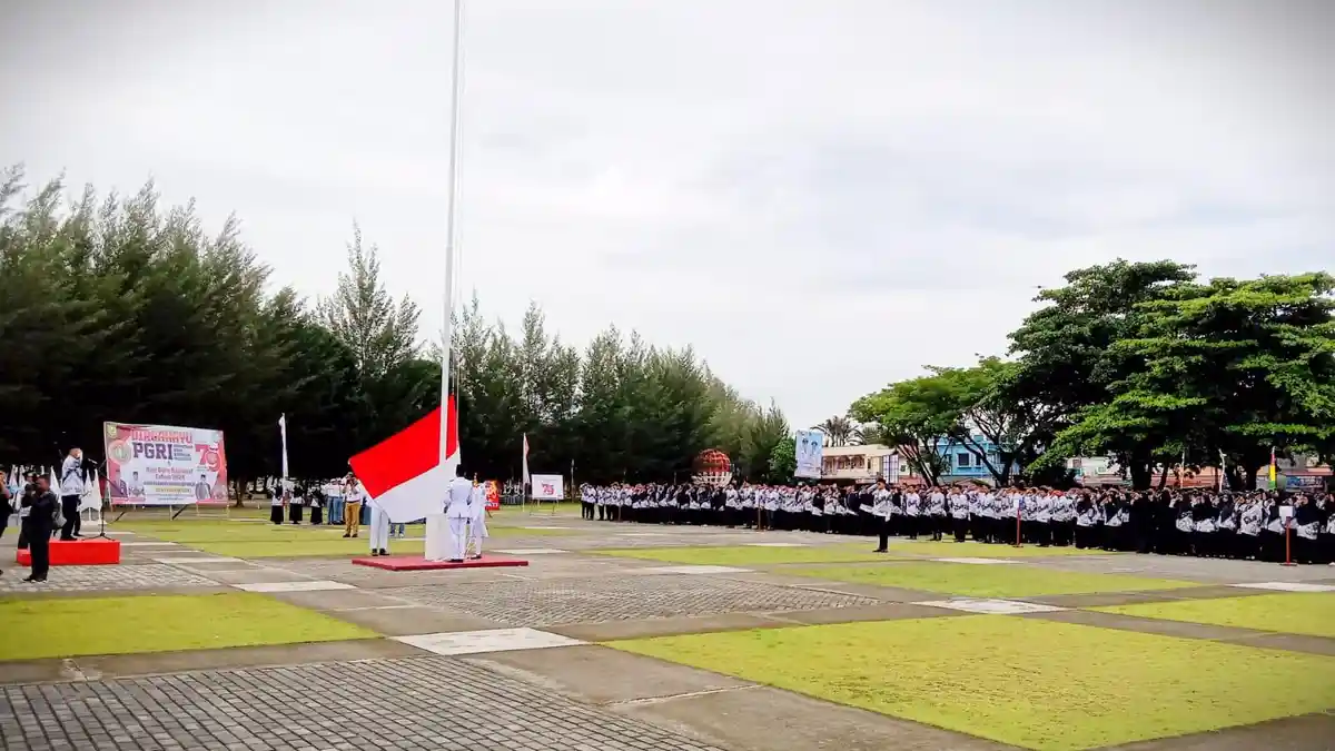 Upacara Puncak HUT ke-79 PGRI  dan Hari Guru Nasional 2024, Semarakkan Pantai Piwang