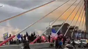 Bobotoh-berkumpul-dan-menyalakan-flare-di-Jembatan-Pasopati.jpg
