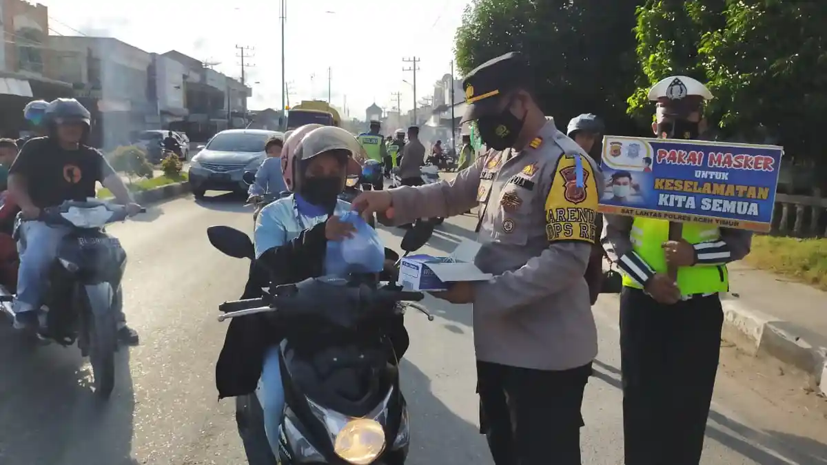 Sat Lantas Polres Aceh Timur Bagi Takjil dan Masker Ke Pengguna Jalan