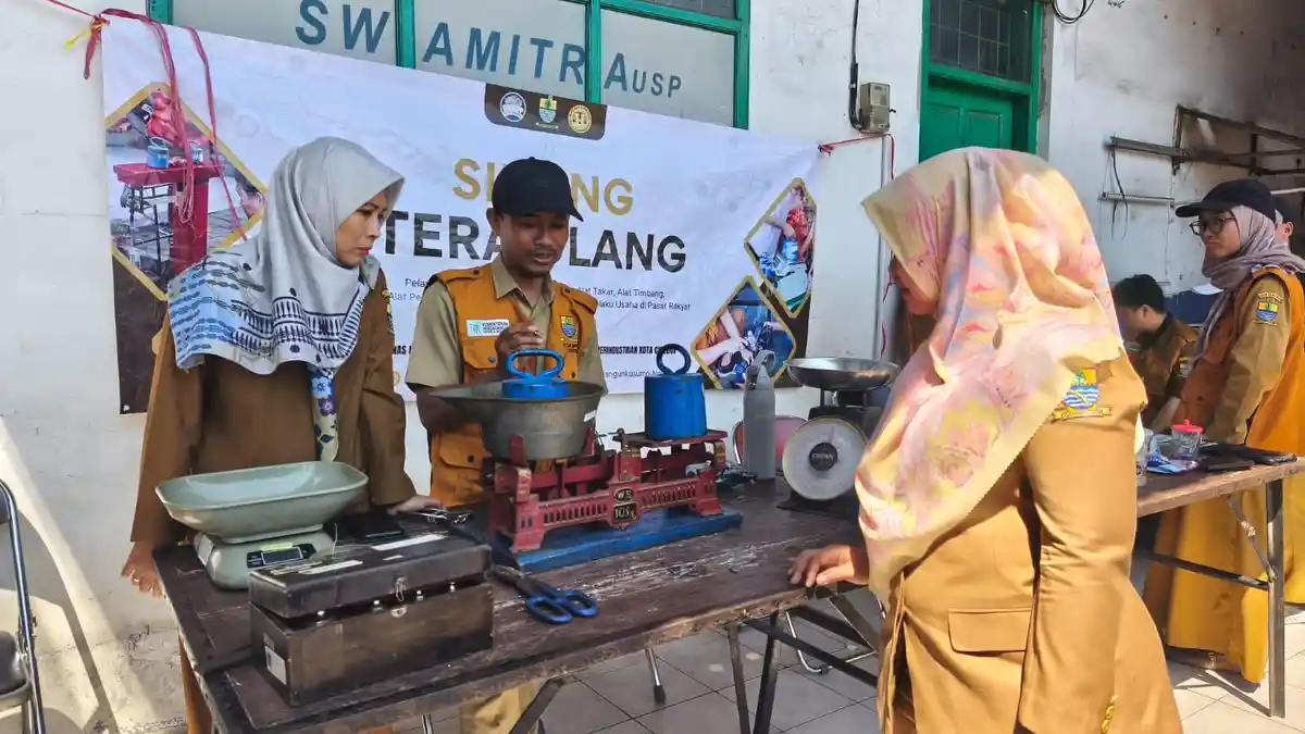 Petugas Cek Timbangan Pedagang di Pasar Tradisional Cirebon, Pastikan Pembeli Tak Dicurangi - Tribunjabar.id