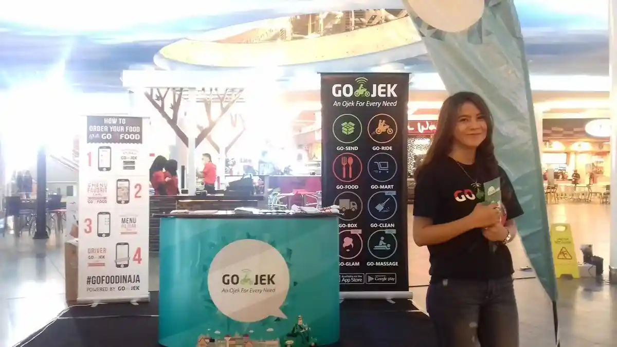 Ada yang Ngeluh Tak Cukup Sekeluarga Naik Gocar, Ini Jawaban Lucu Admin Gojek