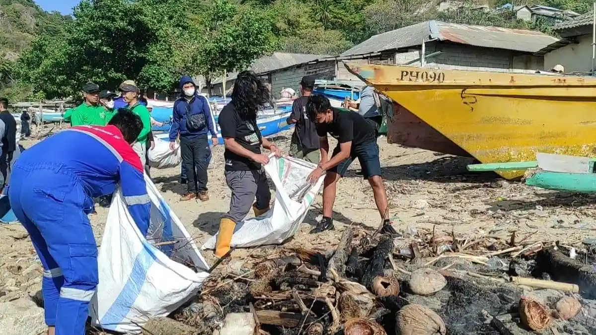 BREAKING NEWS Tanggidaa Grup hingga TNI-Polri Pungut 10 Ton Sampah di Pesisir Pantai Pohe Gorontalo