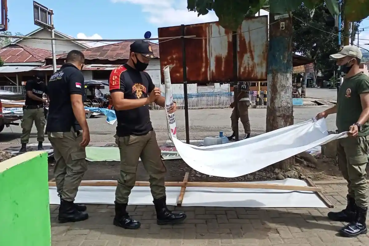 Satpol PP Kotamobagu Lanjut Bersih-bersih Baliho dan Spanduk Kedarluarsa