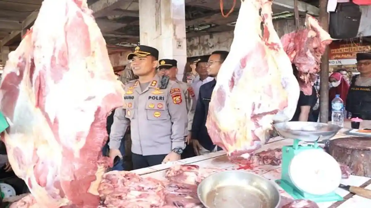 Kapolres OKU Timur Cek Harga dan Ketersediaan Bahan Pokok di Pasar Martapura