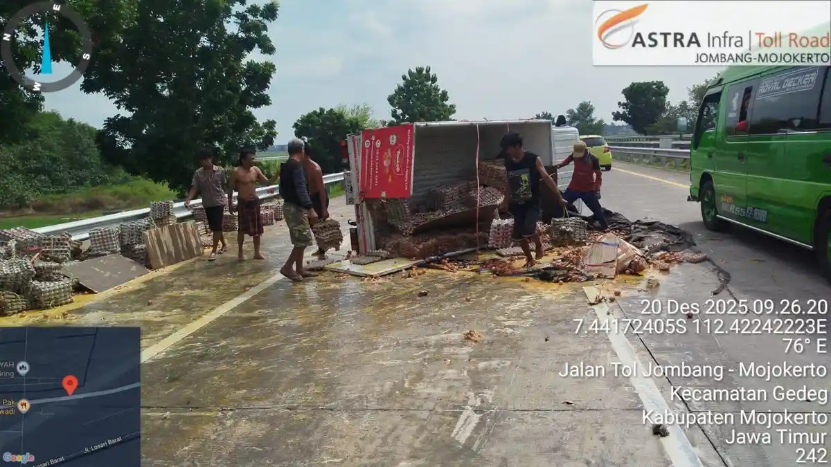 Ban Pecah dan Oleng, Pikap Pengangkut Telur Terbalik di Tol Jombang-Mojokerto