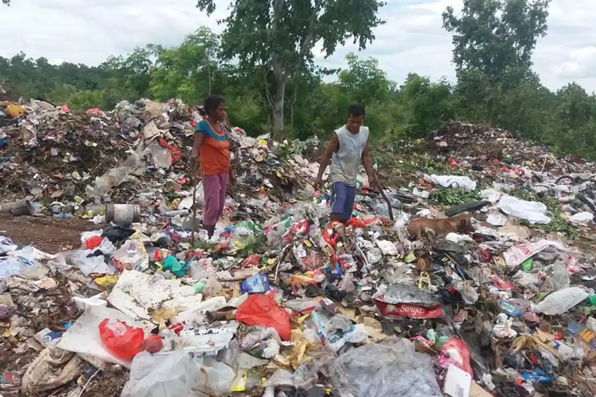 Demi Sesuap Nasi, Para Pemulung Ini Tidak Jijik Dengan Kotoran Sampah