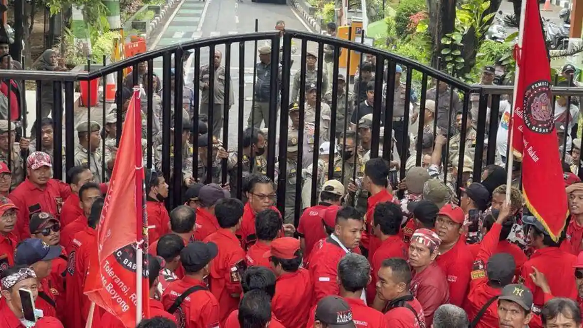 MASSA Ormas Pemuda Batak Bersatu Demo Kantor Wali Kota Bekasi Buntut Ulah Oknum ASN Intoleran