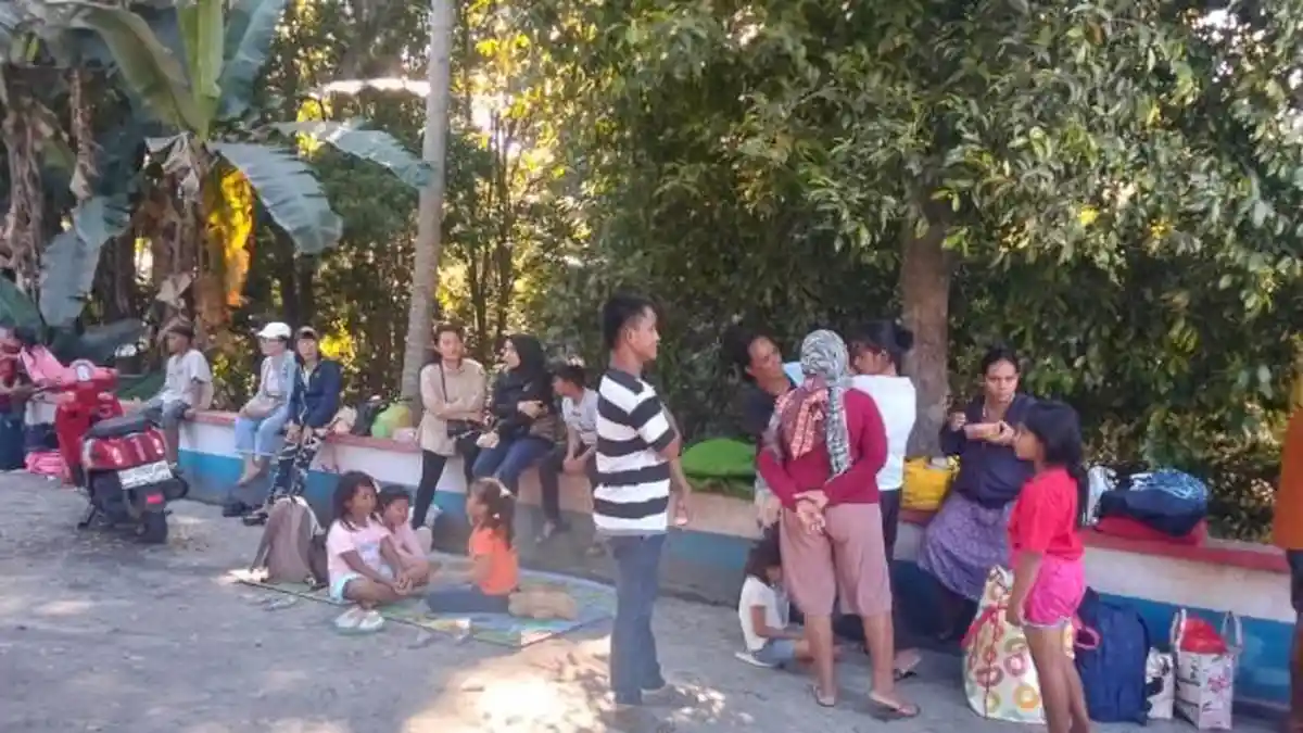 Potret Warga Mengungsi Gegara Takut Tsunami, Tak Bawa Barang yang Penting Selamat