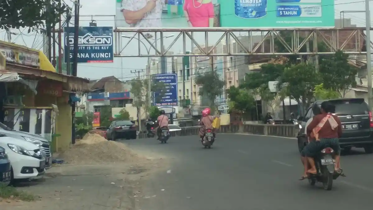 Tumpukan Material di Trotoar Jalan Antasari Ganggu Pejalan Kaki