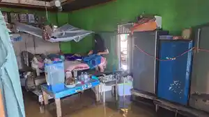 Solatiyah-dan-keluarga-ditengah-banjir.jpg