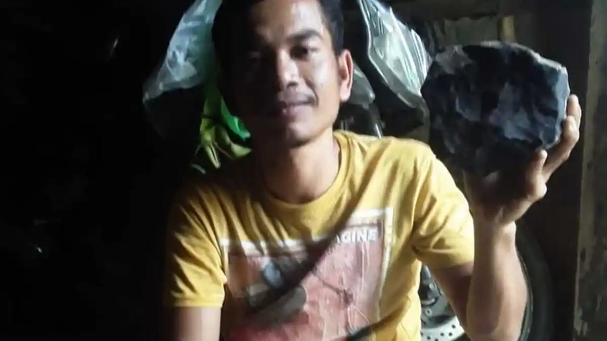 Viral Batu Hitam Josua Ditawar Rp1 Miliar, Diduga Meteor, Ada Gemuruh Sebelum Jatuh dari Langit