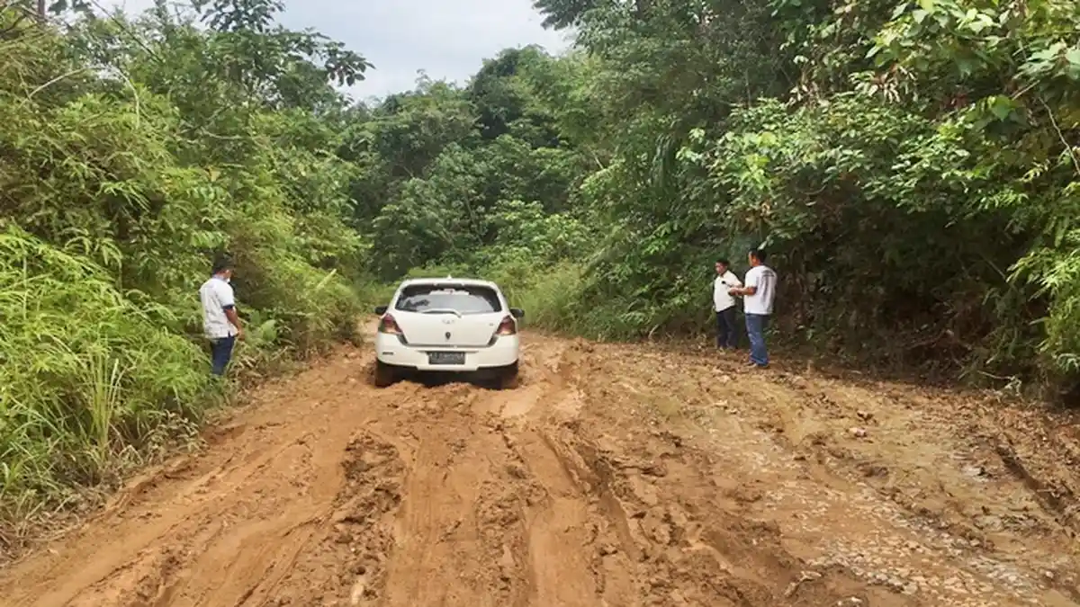 Warga Kubar Harus Melewati Jalan Berlumpur untuk ke Pulau Kelapa Jempang