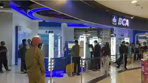 Sejumlah-nasabah-transaksi-di-ATM-Centre-BCA.jpg