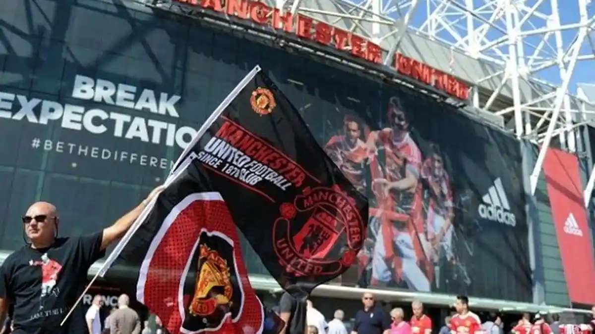 Ashley Phillips Laris Manis, Rookie Blackburn Diincar Manchester United Hingga Everton