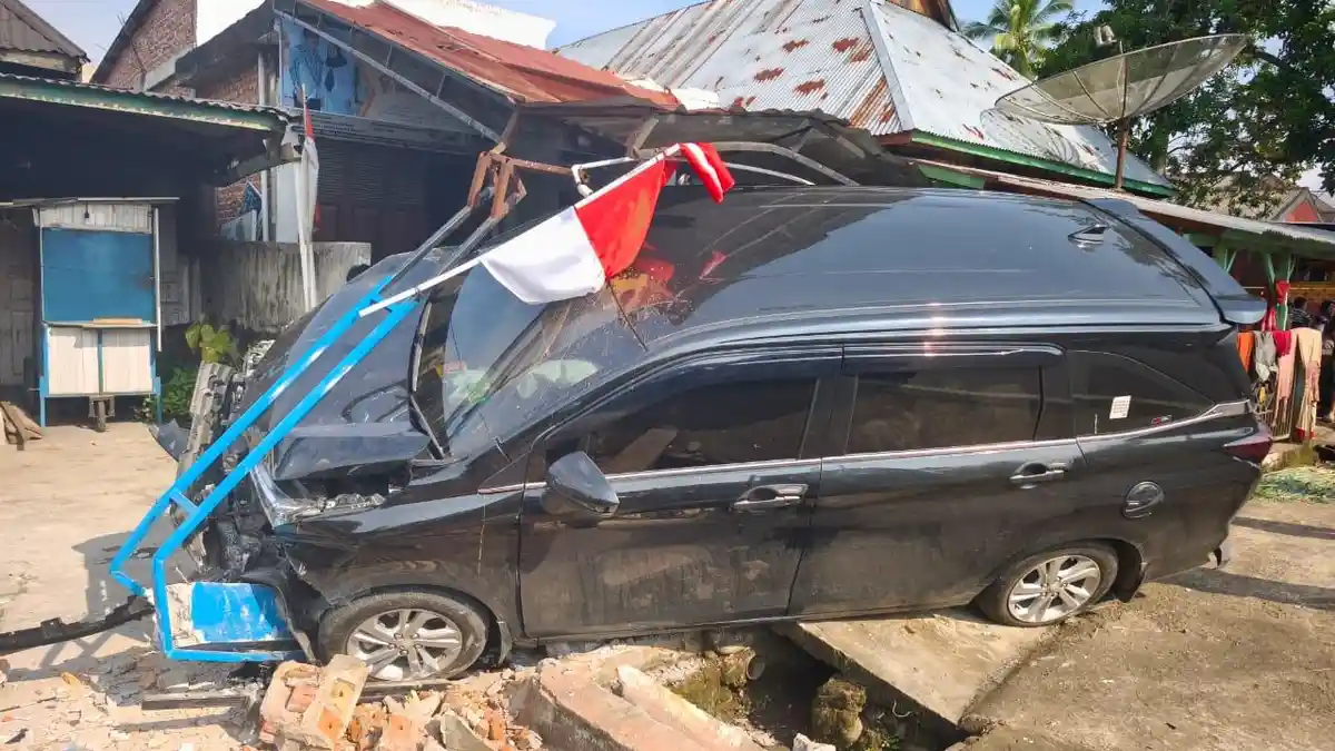 Diduga Mengantuk, Mobil Tabrak Rumah Warga di PUT Rejang Lebong, Bengkulu