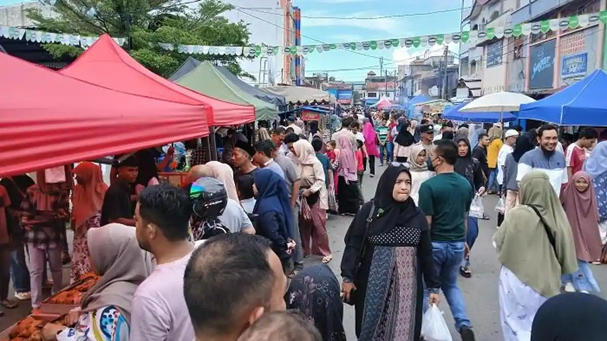 'Ngabuburit' Sambil Berburu Takjil di Hari Pertama Puasa, Warga Kota Padati Jalan Garuda  
