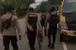 Polisi-pakai-anjing-pelacak-di-mateng.jpg