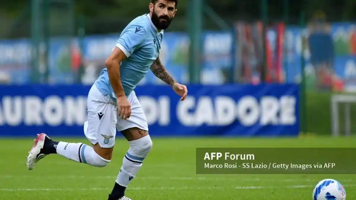 Nyanyikan Bella Ciao, Elseid Hysaj Diserang Ultras Lazio, Spanduk Dibentangkan di Jembatan Roma