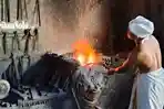 Proses-pembuatan-keris-di-Padepokan-dan-Museum-Keris-Brojobuwono.jpg