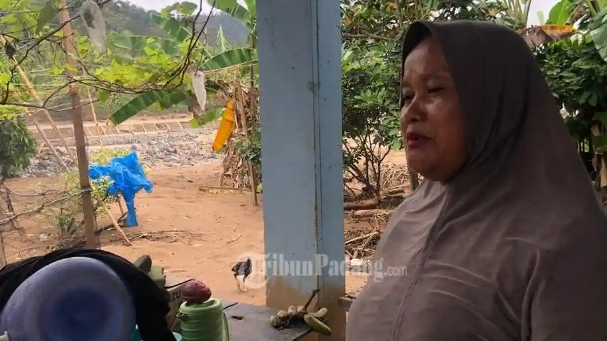 Rumah di Tepi Sungai, Rustina Warga Padang Tolak Relokasi Meski Banjir ...