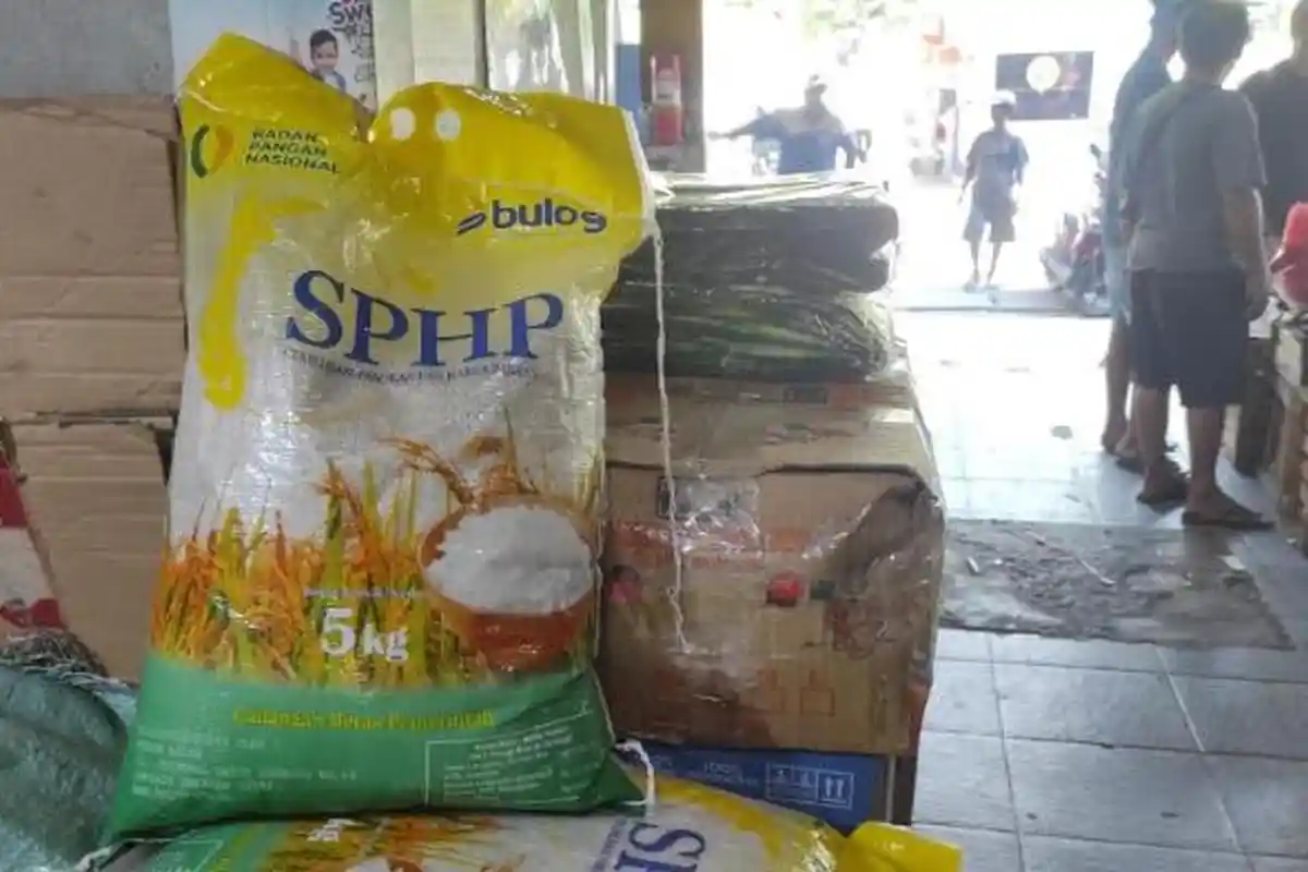 Bulog Periksa Beras SPHP Diduga Palsu di Pasar Baru Gresik, Pedagang Curiga Harganya Lebih Mahal