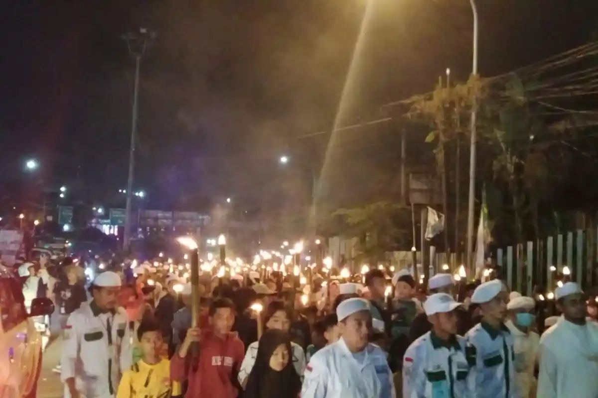 Lantunan Shalawat Nabi Menggema saat Pawai Obor di Puncak Bogor, Ribuan Warga Tumpah di Jalan Raya
