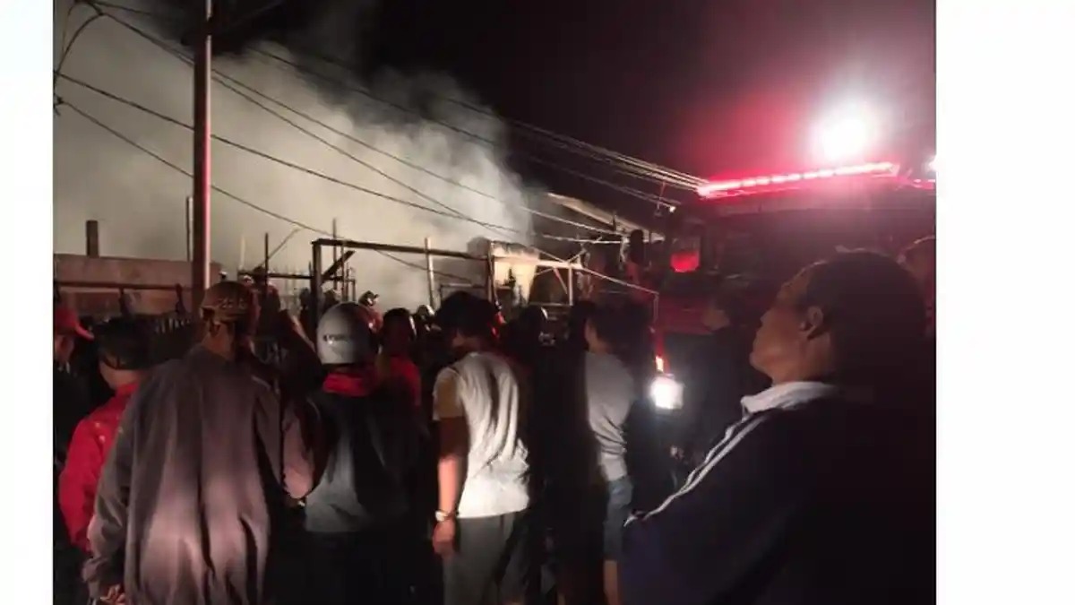 BREAKING NEWS: Video Petugas Pemadam Berusaha Keras Padamkan Kebakaran Dekat SPBU di Mengwi
