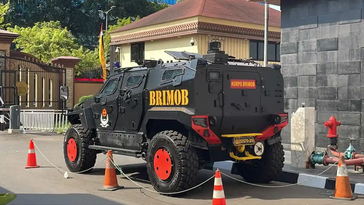 Kendaraan Taktis Brimob Berjaga di Mabes Polri, Pelayanan Tetap Normal - Tribunnews.com