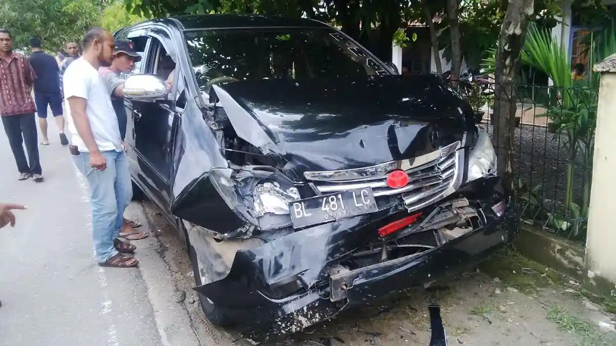 Innova Tabrak Pikap
